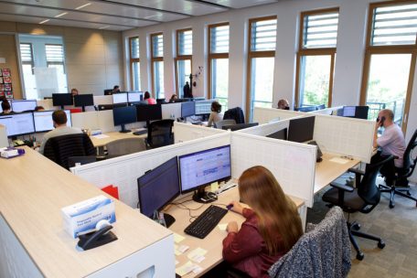 Vor über drei Monaten saß das Tracing-Team für den schulischen Kontext noch im Erdgeschoss des alten Ferrero-Gebäudes auf Findel. Inzwischen sind die gesamte „Cellule de coordination“ sowie das Team der Gesundheitsinspektion in größere Räumlichkeiten im zweiten Stock umgezogen. <br />