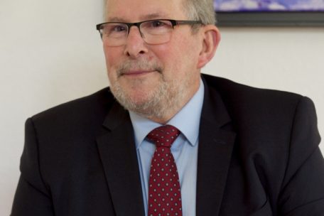 Mars Di Bartolomeo ist Präsident der Verfassungskommission des Luxemburger Parlamentes und neben Léon Gloden, Simone Beissel und Charles Margue einer der vier Berichterstatter