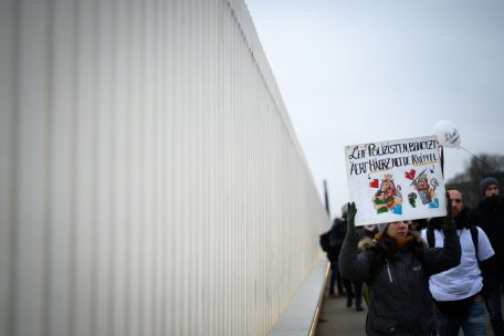 Laut Veranstalter verläuft aktuell ein tiefer Graben zwischen Demonstranten und Polizei