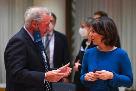 Der luxemburgische Außenminister Jean Asselborn (links) spricht mit der deutschen Außenministerin Annalena Baerbock während eines Treffens des Rates für Auswärtige Angelegenheiten am Sitz der EU in Brüssel am 13. Dezember 2021 