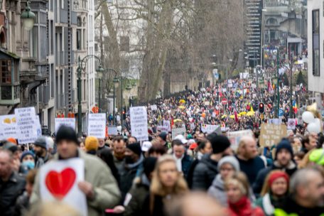 Nach Angaben der Polizei wurden drei Polizisten und zwölf Demonstranten verletzt, die Mehrheit der Demonstranten verhielt sich aber friedlich