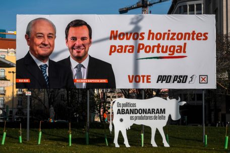 Wahlplakat in Lissabon: Oppositionschef Rui Rio rückt in den Wählerbefragungen immer näher an den seit sechs Jahren amtierenden Ministerpräsidenten heran