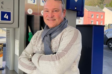 Geschäftsführer Georges Schaeffer stellt fest, dass aktuell weniger Kunden zur Tankstelle in Nähe der „Eecher Plaz“ kommen