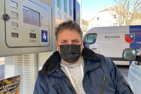 Fast 21 Euro muss Kunde Mario Cordiro an der Tankstelle für knapp 15 Liter Diesel zahlen