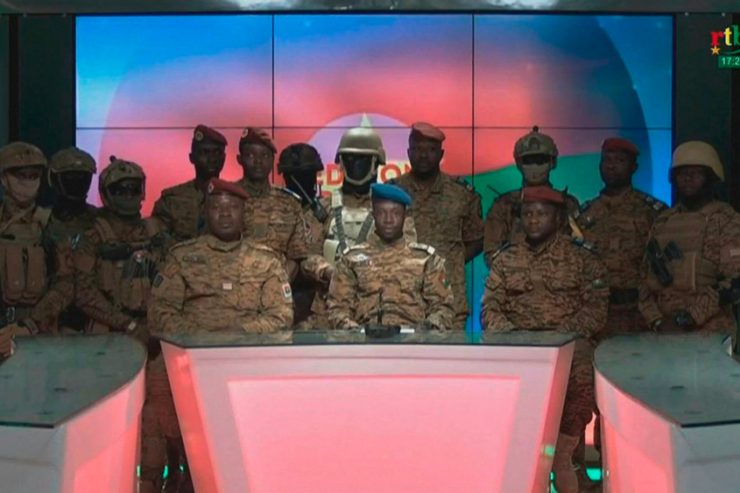 Putsch in Burkina Faso / Soldaten verkünden Machtübernahme im Fernsehen