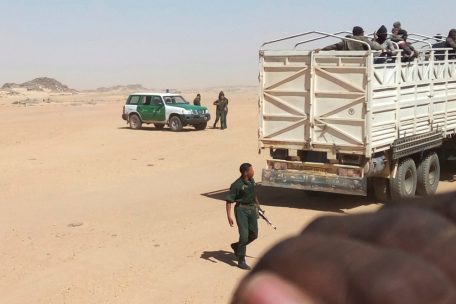 Europas ausgelagerte Außengrenzen: Algerische Gendarmen schicken Migranten zurück in die Wüste nach Niger – und damit möglicherweise in den Tod