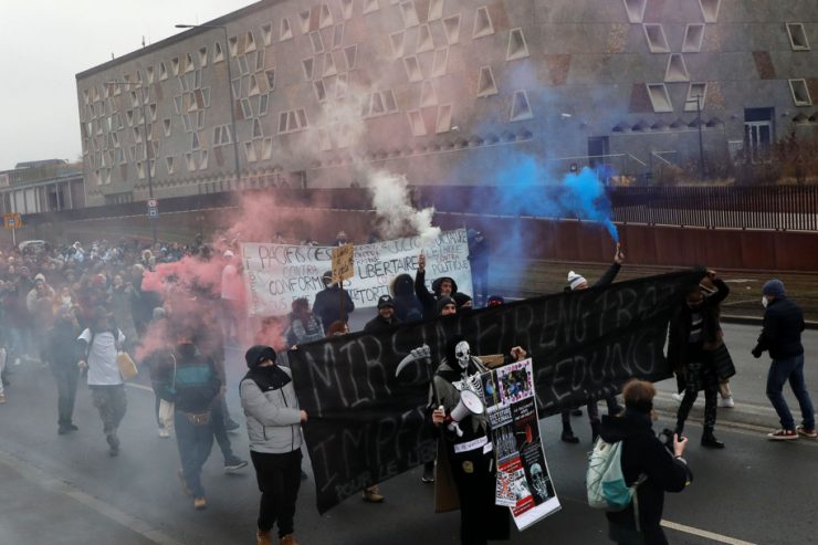 Luxemburg / Feuerwerkskörper und andere Verstöße: Wann die Polizei auf Demos einschreitet und wann nicht