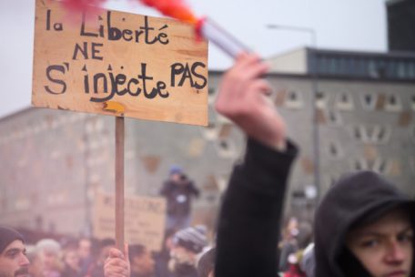 Ein Demonstrant läuft mit einem Feuerwerkskörper auf der Demonstration in Luxemburg-Stadt am 22. Januar mit