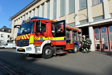 Ein Feuerwehr-Fahrzeug vor dem CIS Luxembourg in der Route d’Arlon: „Weil die Abwesenheiten wegen Covid-19 überschaubar sind, brauchen wir derzeit keine Kompensationsmaßnahmen einzuführen.“