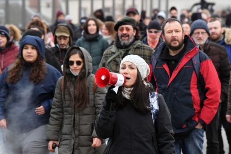 Die Frau nimmt auch regelmäßig aktiv an Corona-Protesten teil, wie hier am 18. Dezember vergangenen Jahres