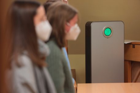 Ein Luftfiltergerät im Einsatz an einer deutschen Schule