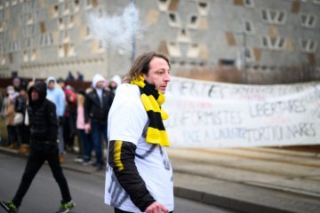 Editorial / Ech weess, wou s de wunns: Schwurbler schüchtern Politiker ein