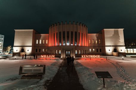 Le bâtiment two-face, qui abrite le Musée d’art national et, de l’autre côté, le Musée de la guerre