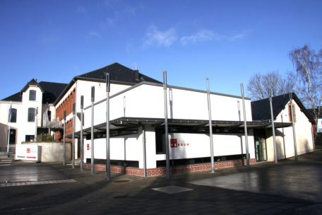 Die Galerie befindet sich im neuen Bauwerk, das die Gemeinde an den Wirtschaftsgebäuden im hinteren Teil der Schungfabrik errichten ließ