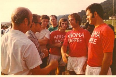 Karl Schranz bei einem Jux-Match im roten Fußballtrikot mit der Aufschrift „Aroma Kaffee“