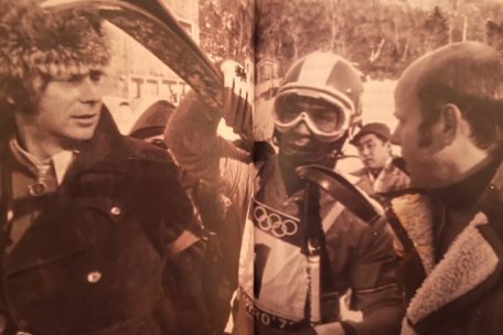 Schranz erfährt seinen Ausschluss, umgeben von den Journalisten Scherzer (rechts) und Prüller