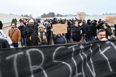 Viele Demonstranten werfen den Medien vor, Meinungen zu zensieren, die nicht dem „offiziellen Narrativ“ der Regierung entsprechen