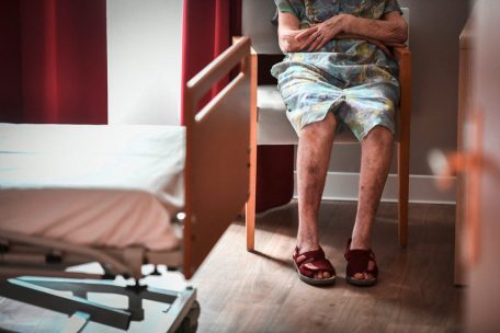 „Les Fossoyeurs“ / Altenheimbetreiber „Orpéa“ in Frankreich in der Kritik – Konzern will Einrichtung in Luxemburg eröffnen