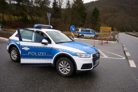 Polizeibeamte sperren die Zufahrt zum Tatort, wo ihre beiden Kollegen erschossen wurden