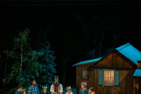 La pièce alterne entre tableaux scéniques et des captures cinématographiques qui suivent les acteurs dans la cabane et la forêt, captures reproduites sur un écran fixé au-dessus du décor 