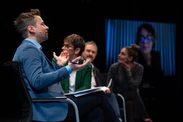 Kritik / Vom Stolperstein Sprache und außerirdischen Herrschern: „Idiomatic“ im Escher Theater