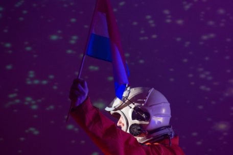 Fulminantes Finale: Ein Astronaut stolzierte am Ende der Vorstellung über die Bühne, er war bald völlig eingehüllt in dichtem Effektnebel 