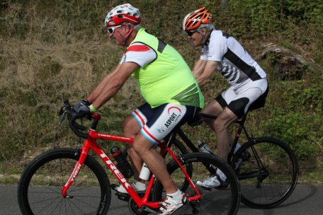 Betreibt selbst über sportliche Aktivität Diplomatie: Jean Asselborn mit dem ehemaligen US-Außenminister John Kerry bei einer Radtour durch Luxemburg