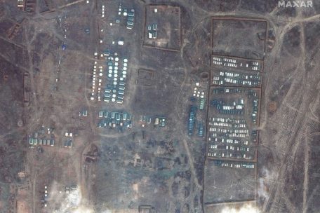 Ein Satellitenbild zeigt Zelte und Militärfahrzeuge auf der von Russland annektierten Halbinsel Krim