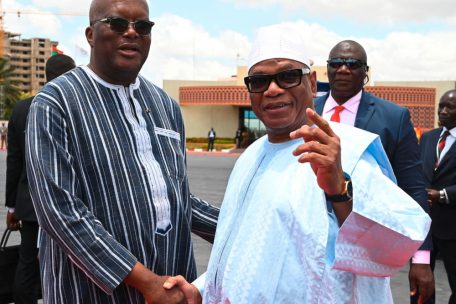Sur cette photo d’archives prise le 13 septembre 2019, le président malien Ibrahim Boubacar Keita (d.) est accueilli par son homologue burkinabé Roch Marc Christian Kaboré à son arrivée à l’aéroport de Ouagadougou – tous les deux ont été renversés par des coups d’Etat
