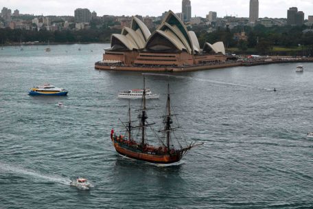 Ein Nachbau von James Cooks „Endeavour“ in der Bucht von Sydney