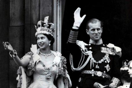 Queen Elizabeth II mit Krone und ihrem Mann Prinz Philip, Herzog von Edinburgh, in der Uniform eines Marine-Admirals nach der prunkvollen Krönungszeremonie in der Westminster-Abtei in London am 2. Juni 1953