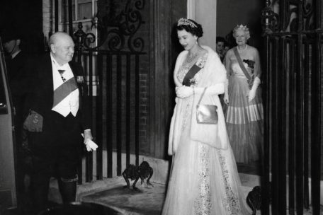 Der britische Premierminister Winston Churchill hält 1955 die Autotür für Königin Elizabeth II
