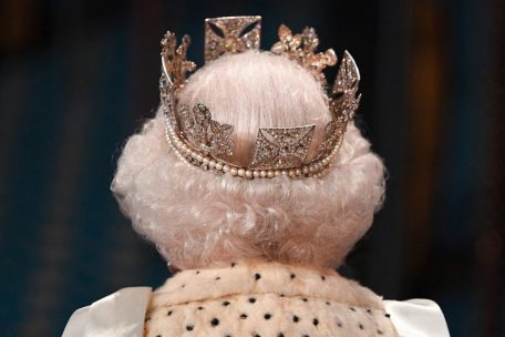 Die Queen und ihre Krone im Jahr 2019: Ihre legendär robuste Gesundheit erhielt zuletzt einige Dämpfer