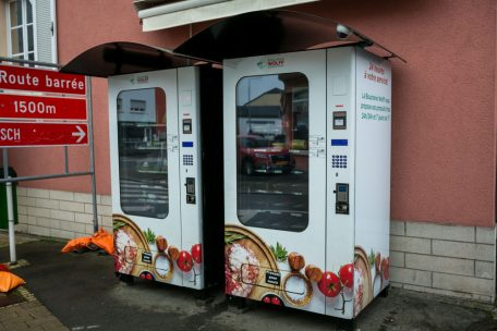 Gleich neben der Metzgerei unter der Nummer 1 in der rue de Diekirch in Lintgen stehen zwei Geräte, an denen man Lebensmittel und Gerichte zum Aufwärmen kaufen kann