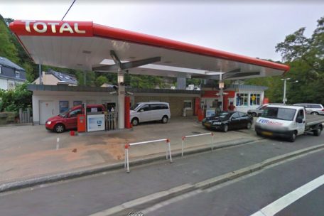 Mit Schusswaffe / Mann raubt Tankstelle in Pulvermühle aus und erbeutet 400 Euro