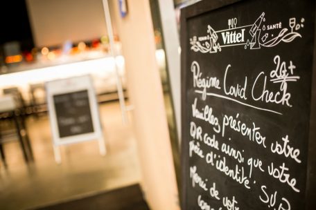 Momentan gilt in Bars, Diskotheken und Restaurants noch 2G+ sowie eine Sperrstunde ab 23 Uhr. Schon bald soll sich das ändern. 