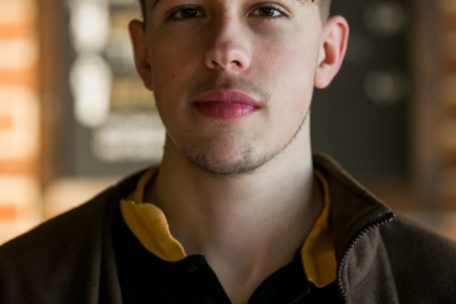 Seit drei Jahren macht Tao Ben Ramdame eine Ausbildung zum Verkäufer und hat dabei bemerkt, dass die wechselnden Sicherheitsmaßnahmen vor allem das Bestellen der Ware erschweren