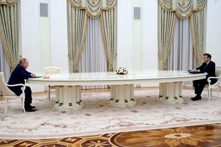 Auf Distanz in Moskau: Russlands Präsident Wladimir Putin empfängt seinen französischen Amtskollegen Emmanuel Macron