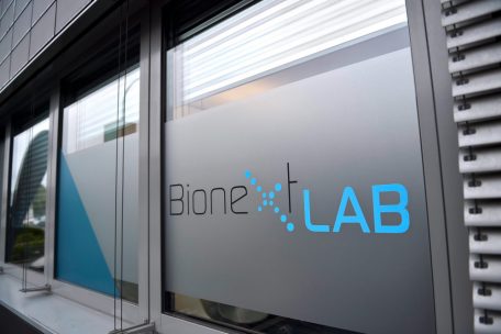 Justiz / Bionext klagt gegen Ministerium: Waren Gratis-PCR-Tests unrechtmäßig?