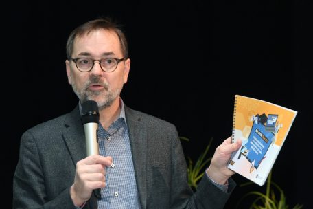 Georges Metz, Direktor des SNJ, hält eine ausgedruckte Version des „Bee Secure Radar“ in der Hand