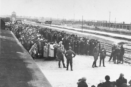 Ungarische Juden nach der Ankunft im Vernichtungslager Auschwitz-Birkenau. SS-Lagerärzte nahmen die Selektion vor. Wenn der Zeigefinger des Arztes nach links zeigte, bedeutete es die sofortige Ermordung in einer Gaskammer, nach rechts, die Einweisung ins Lager für Zwangsarbeit (Foto: Bernhard Walter/Ernst Hofmann, Mai 1944).