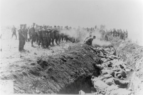 Ein deutsches Mordkommando erschießt sowjetische Zivilisten, Sommer 1941. Fotograf unbekannt.