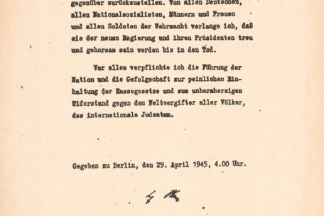 Einen Tag vor seinem Suizid diktierte der Massenmörder Adolf Hitler seiner Sekretärin sein politisches Testament, das er am 29.4.1945 um 4.00 Uhr unterzeichnete. Der letzte Satz des zehnseitigen Dokuments war dem sogenannten „Weltvergifter aller Völker“, dem internationalen Judentum, gewidmet.