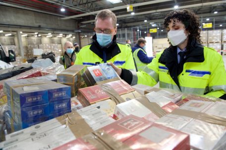 Schmuggel / Zoll stellt in Sisyphusarbeit rund 1,9 Millionen Zigaretten sicher