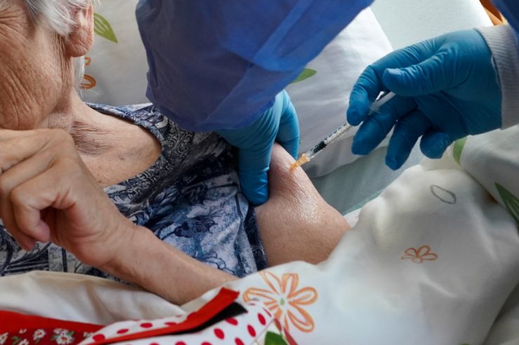 Kommunikations-Panne / Doch nicht für alle ab 65: Regierung korrigiert Empfehlungen zur vierten Impfung