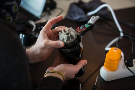 Etwa eine Viertelstunde hat der Tüftler Oli Kerchen gebraucht, um einen Haartrockner zu reparieren, der bereits seit zehn Jahren im Einsatz ist 