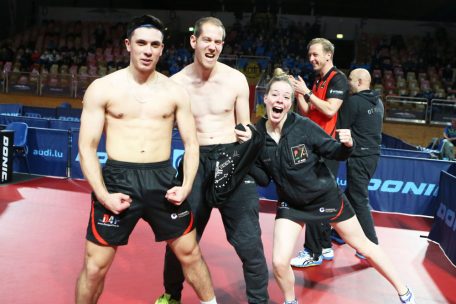 Ließen nach dem entscheidenden Duell die Muskeln spielen: José Lavado, Coach Mike Bast und Tessy Gonderinger