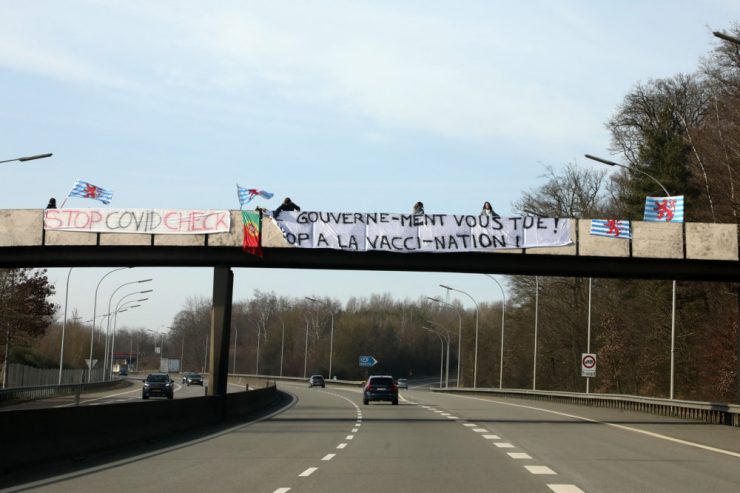 Maßnahmen-Gegner / Mehrere kleinere Corona-Proteste auf Luxemburger Autobahnbrücken