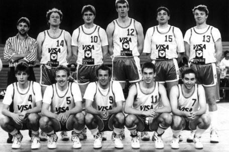 Die Meistermannschaft von 1989: Vordere Reihe (v.l.n.r.): Romain Schmitz, Fernand Colbach, Claude Hoffmann, Léo Neuman, Gilles Schuler; hintere Reihe (v.l.n.r.): Marcel Hetto (Coach), Marcel Colbach, Claude Schmit, Lee Rowlinson, Marco Moes, Serge Hetto