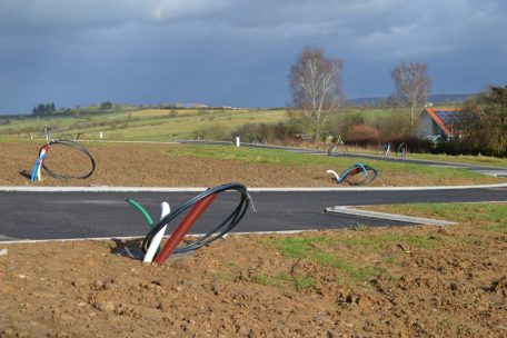 Bei der durch die Straßenbauverwaltung realisierten Instandsetzung der Broderbourer Straße in Richtung Gilsdorf wurden beidseitig Drainagerohre verlegt, die ebenfalls in den Tirelbach münden
